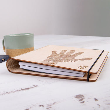 Zápisník s dřevěnými deskami - Motiv ruka